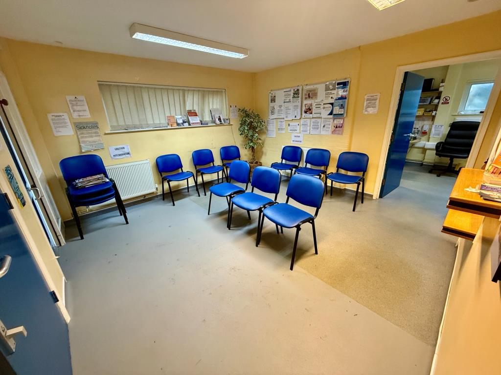 Lot: 58 - DOCTORS SURGERY WITH VACANT UPPER PARTS OFFERING POTENTIAL - Surgery waiting area